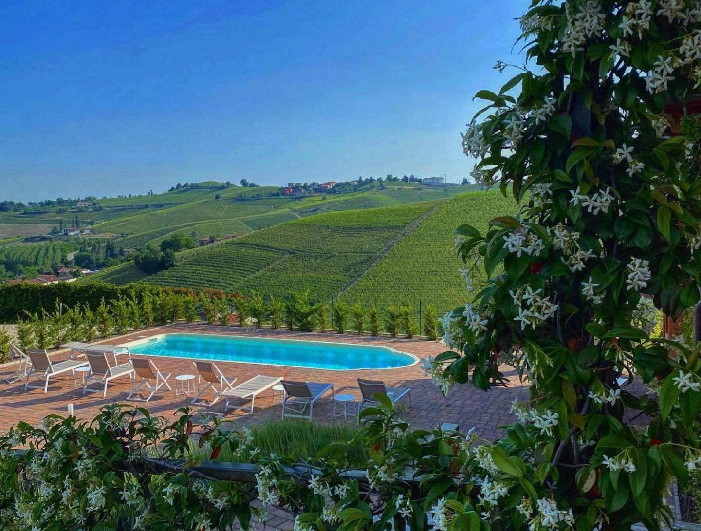 Panoramic Villa Garassino - Country Rooms And Fine Restaurant Treiso Exterior photo
