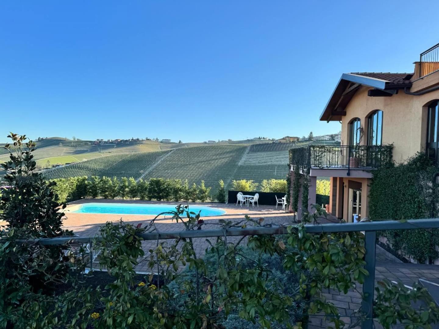 Panoramic Villa Garassino - Country Rooms And Fine Restaurant Treiso Exterior photo